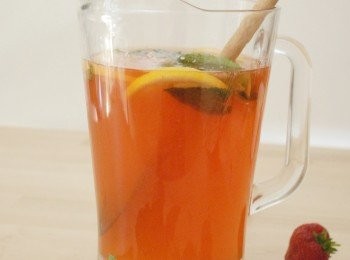 step4: 再加入<span class="group_2">草莓糖漿</span>及冰塊 拌勻（如太甜可多加點水），再加入草莓片及薄荷葉作裝飾即成！