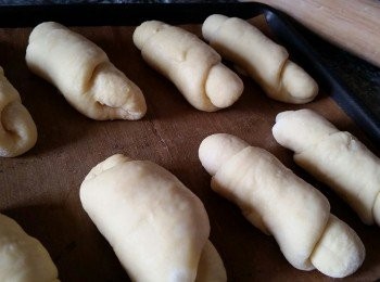 step2: 完成後，將麵糰壓平，由上而下捲落，收口向下，平均放在已掃油的焗盤上，噴上少許清水，放進微波爐/焗爐（不用開爐咖！）進行最後發酵。