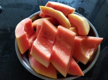 step3: 木瓜，清洗後去皮切件