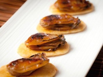 step7: 將蠔夾在米餅上，托著上碟，便大功告成