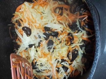 step7: 倒入薯仔絲，落幼鹽炒至熟即可