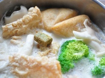 step4: 接著放入【穀盛綠咖哩】塊加入湯頭中煮至溶化均勻攪拌