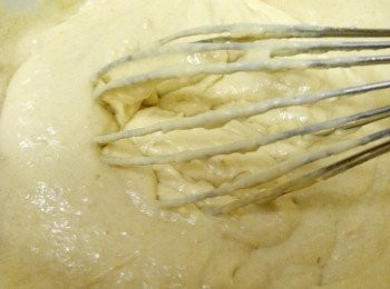 step2: 高筋面粉，發粉一起過篩放入另一個盤，加入鹽拌勻，依序放入蛋黃，牛油，最後倒入牛奶拌勻