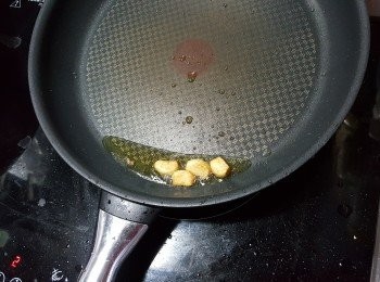 step6: 將4粒蒜頭用凍油，由凍油開始炸到金黃色備用