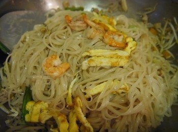 step6: *爆炒<span class="group_2">B</span>蒜頭，紅蔥頭，豆干，菜脯，豬絞肉。 
*放入河粉拌炒。 
*放入Pad Thai醬。 
*加入<span class="group_3">C</span>韭菜，豆芽菜，蝦仁，蛋皮。