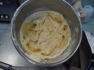 step18: 內餡: 打軟奶油後緩緩倒入冷卻後的香草牛奶，繼續打軟拌勻。並放入擠花袋中即可。
