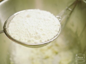 step4: 篩入低筋麵粉