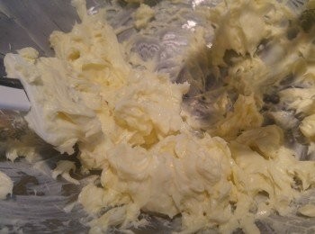 step4: 忌廉芝士加入檸檬汁攪混。