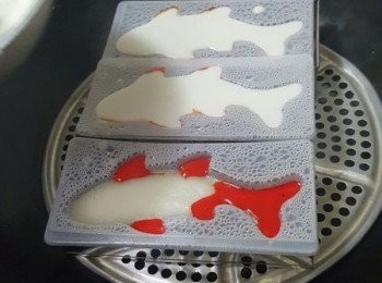 step8: 再將紅色粉漿加入魚尾及魚鰭部份蒸3-4分鐘