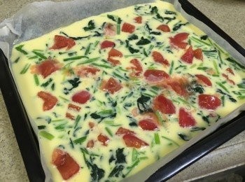 step7: 再加入蕃茄細粒, 再灑上芝士碎, 預熱焗爐, 180-200度火焗20-25分鐘即成