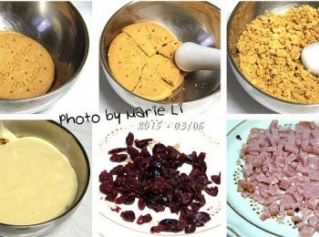 step4: 這次的鬆餅其實是有加料的。

將兩片消化餅敲成碎屑
加進麵糊裡拌勻
再把麵糊分成兩份
做出兩種不同餡料的鬆餅
一份加入蔓越莓乾
另一份加進切成小丁塊的火腿。