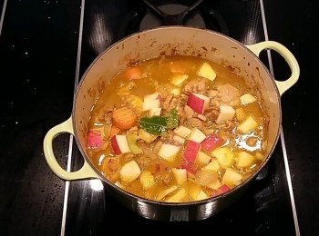 step14: 再加入蘋果塊及高湯(高湯的用量以超過<span class="group_1">食材</span>的高度即可)煮滾後,轉小火蓋上鍋蓋燉煮約25分鐘。