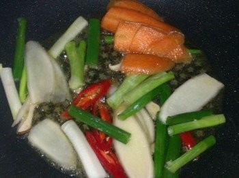 step3: 先以1大匙熱油，將備料全下鍋爆香翻炒，再將醬油、油膏、米酒、烏醋、砂糖、香油、太白粉水等適量加入慢慢滾煮