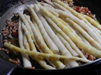step3: 將處理好的箭筍下鍋