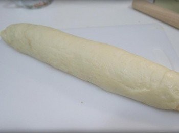 step12: 從靠近身體的一邊往前卷~~~ 讓麵糰緊緊貼合稍微整理一下形狀!!