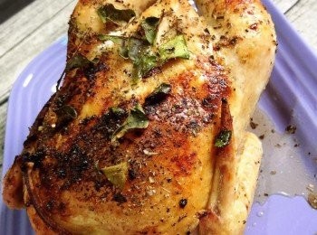 step4: 預熱焗爐200度。
最後把醃好的雞加入已混合的青檸蜜糖汁，均勻塗抹。然後放入已預熱的焗爐下層，調至220度，上下火，約60分鐘即可(其間每20分鐘便取出來，將烤盤的雞汁用油掃掃上雞身，令雞肉不會越烤越乾)