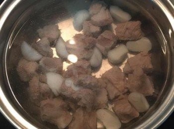 step2: 排骨用熱水小火略煮，煮到血水都成泡泡浮出後，清水洗淨，與切對半的荸荸加水大火煮滾後轉小火燉煮30分鐘。