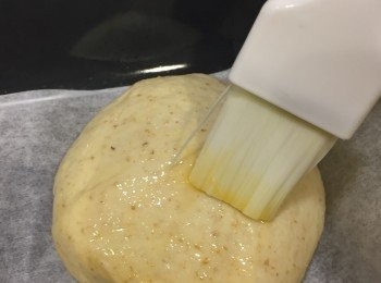 step9: 這個時候先搽上蛋汁（之前剩下的半隻蛋）