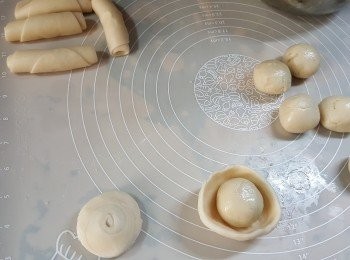 step10: 再將皮按扁,包入一粒餡埋口,埋口位向下按扁成圓餅形