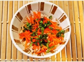 step4: 把雞絲肉、紅蘿蔔絲與九層塔碎葉，也一同放入碗中。