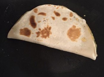 step10: 全份餅對接黏好後放上熱鍋（不用另外放油），以中小火乾烤兩面至金黃即可！