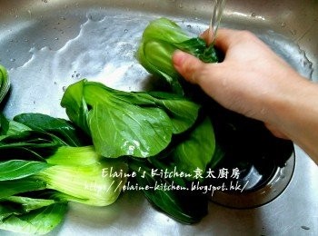 step8: 期間將浸10分鐘的小棠菜洗淨切碎