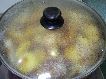 step4: 待煮滾轉小火煮20分鐘，煮至汁濃試味後即成。