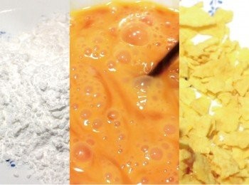 step3: 先準備好太白粉, 雞蛋液及把薯片弄碎。