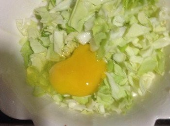 step3: 將椰菜加入麵糊中, 然後再加入一隻雞蛋，用湯匙輕輕拌均。（力度不用太大，避免將椰菜攪碎及麵糊起筋）