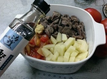 step6: 加所有的<span class="group_1">食材</span>放入鍋子~加調味料淬釀日式鰹魚露二大匙~紅酒二大匙~水~淹過<span class="group_1">食材</span>~小火燉煮1~1.5小時