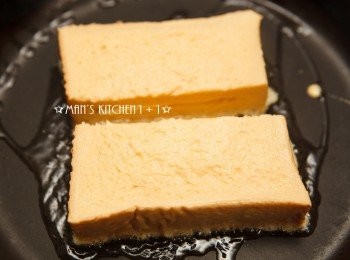 step3: 起油鍋，將吐司下鍋煎熟。