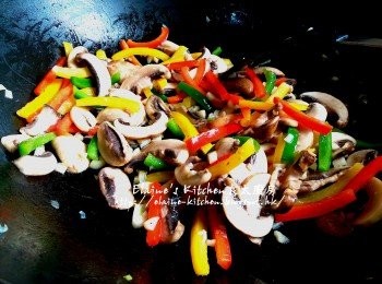 step7: 加入白蘑菇及啡蘑菇 , 贊少許酒拌勻炒至蘑菇微軟