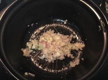 step2: 鍋裡放適量橄欖油將蒜末和紅蔥頭炒軟。