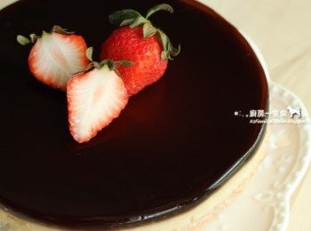 step13: 於鐵網上放涼後(蛋糕先別脫模喔)，蓋上保鮮膜，放入冰箱中冷藏一晚。隔日以小刀貼緊烤模邊緣跟蛋糕之間劃過一圈，烤模底部浸熱水約5~10秒鐘，讓底部<span class="group_1">焦糖果凍</span>稍微融化，再把蛋糕倒扣在盤子上，抓穩用力一震，蛋糕應該就可完整脫模落下。