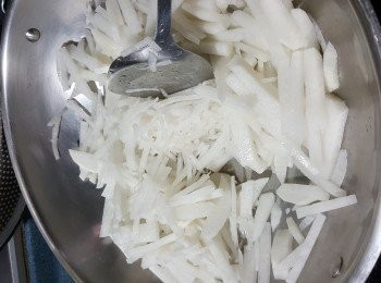 step6: 用約1湯匙油起鑊,先炒勻所有蘿蔔