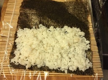 step5: 準備壽司用竹墊, 鋪上保鮮紙, 放上紫菜, 再把白飯鋪在(2/3)紫菜上