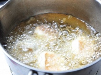 step4: 放入高溫油炸至金黃