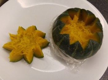 step5: 將南瓜籽挖走之後原隻放入碗內。