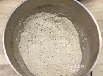 step1: 糯米粉、糖、抹茶粉拌勻