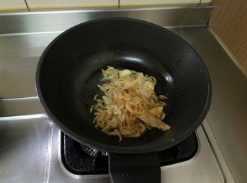 step2: 將<span class="group_2">配料</span>蒜頭、薑片、蝦皮、扁魚油炸過起鍋備用