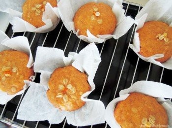 step6: 当杯子蛋糕完成后，将它们冷却在架子上。