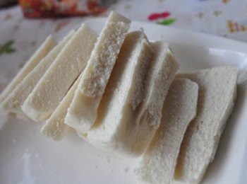 step3: 將冷藏的饅頭取出不需蒸熱，直接用刀子切成細長條狀