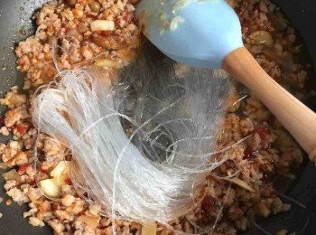 step5: 直至嗅到香味後，加入粉絲炒匀。