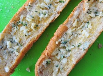 step3: 在麵包面塗上醬料。放入焗爐烤至金黃色。