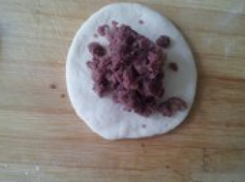 step4: 擀成片，放入豆沙餡
