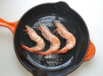 step4: 使用煎鍋注入橄欖油並熱鍋，開始香煎海大蝦。
