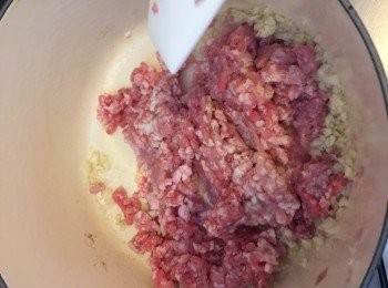 step2: 紅蔥頭和蒜頭切碎，先爆香紅蔥頭盛起，再爆香蒜頭，然後放入肉碎炒香至轉色，可以落調味料(除了鹽), 放入已經烚好的雞蛋一齊煮，令蛋都帶有少少肉燥汁的味道，繼續用中細火煮，中途要攪一攪以免痴底；