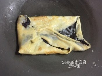 step4: 邊緣可以用鍋鏟鏟起時，放入棗泥，將餅皮四周向內包覆住棗泥成長方形