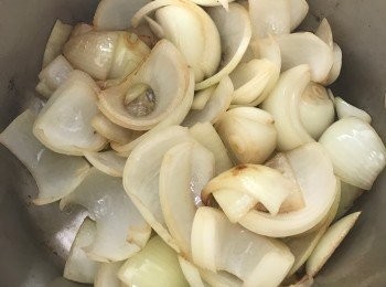 step3: 用橄欖油爆香洋蔥