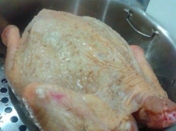 step2: 再将鸡只掩上腌料1个小时待用（（或冷藏隔夜极佳）。